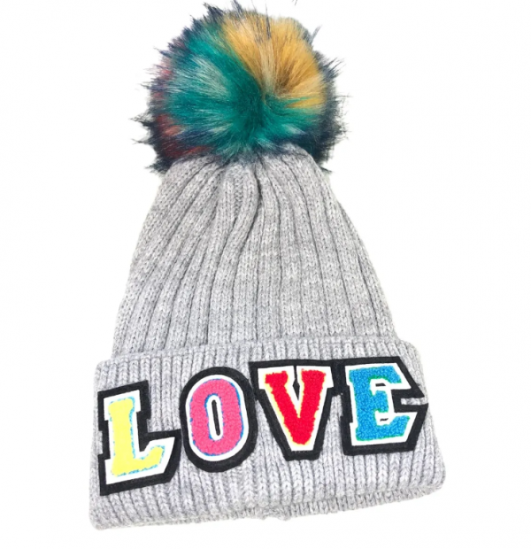 Topi beanie dengan aksen tulisan bordir
